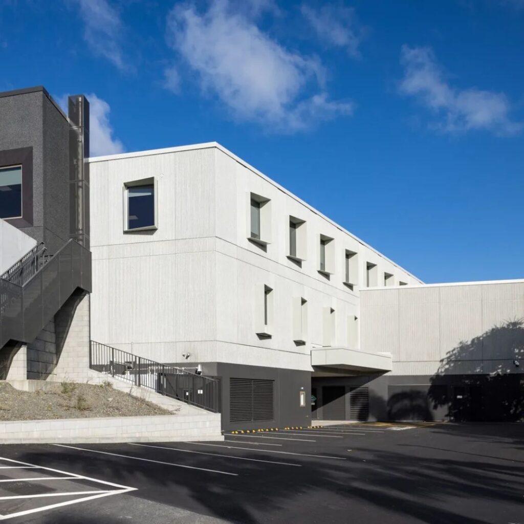 Exterior view of a modern hospital wing in Auckland protected with Passive Fire NZ fire-stopping solutions
